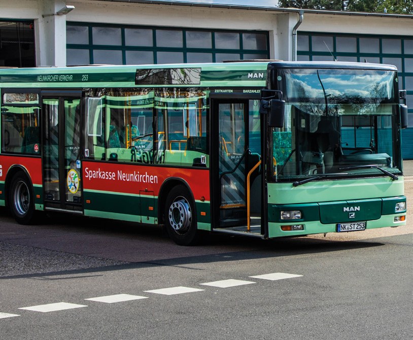 Bus der Neunkircher Verkehrs GmbH mit Außenwerbung